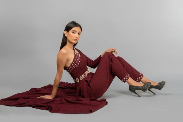 Welke accessoires maken een basisoutfit compleet voor vrouwen?